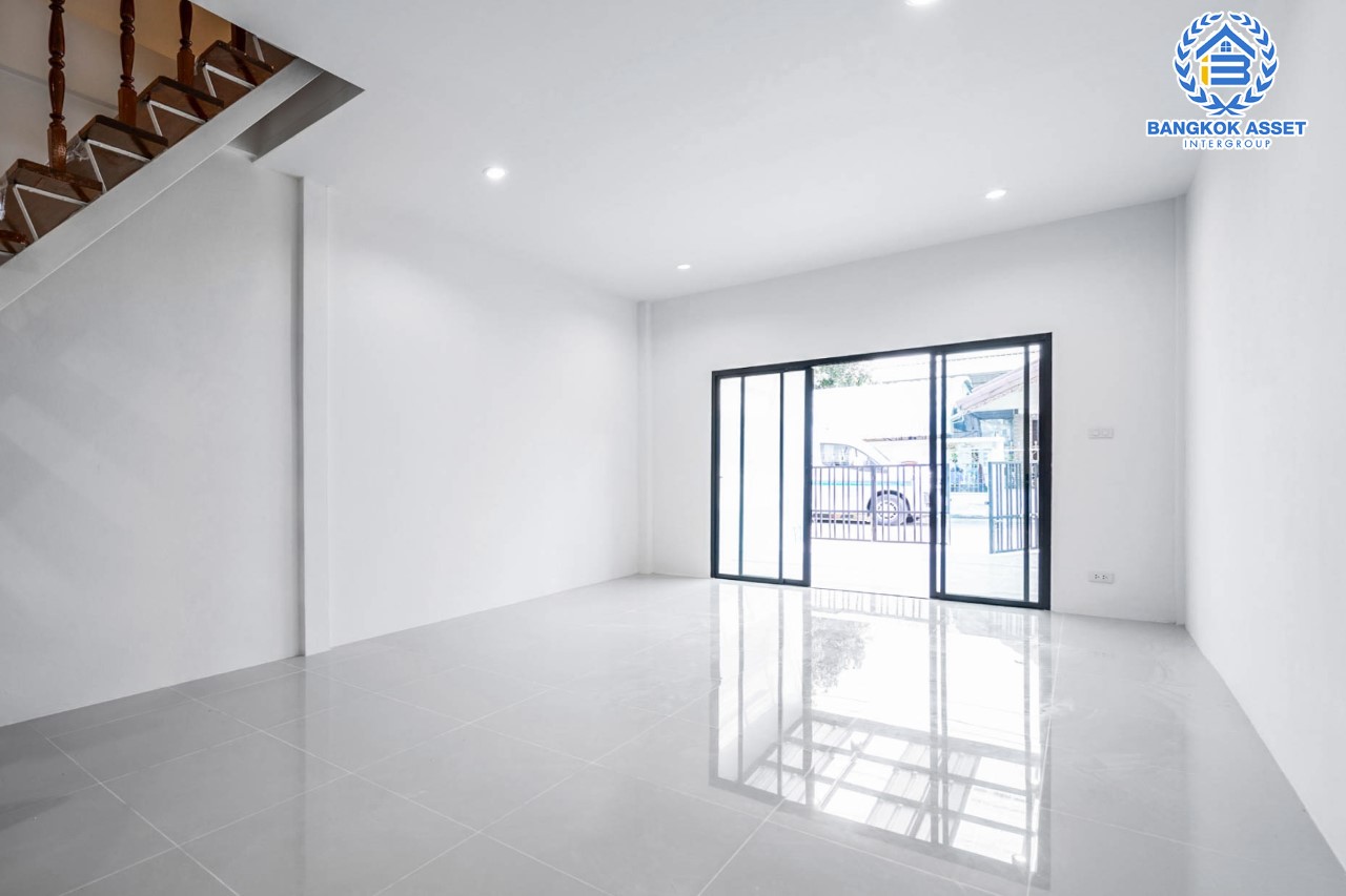 บ้านมือสองตกแต่งใหม่ ม.ทรายทองนิเวศน์ ติวานนท์45 ทาวน์เฮ้าส์พร้อมอยู่ ราคาสุดคุ้ม! เนื้อที่ 16 ตร.ว. ฟังก์ชัน 2 ห้องนอน 1 ห้องน้ำ 1 ที่จอดรถ บนทำเลเชื่อมต่อเมือง ใกล้ห้าแยกปากเกร็ด, เซ็นทรัลแจ้งวัฒนะ, เซ็นทรัลรัตนาธิเบศร์, และรถไฟฟ้าสายสีชมพู "สถานีสามัคคี"